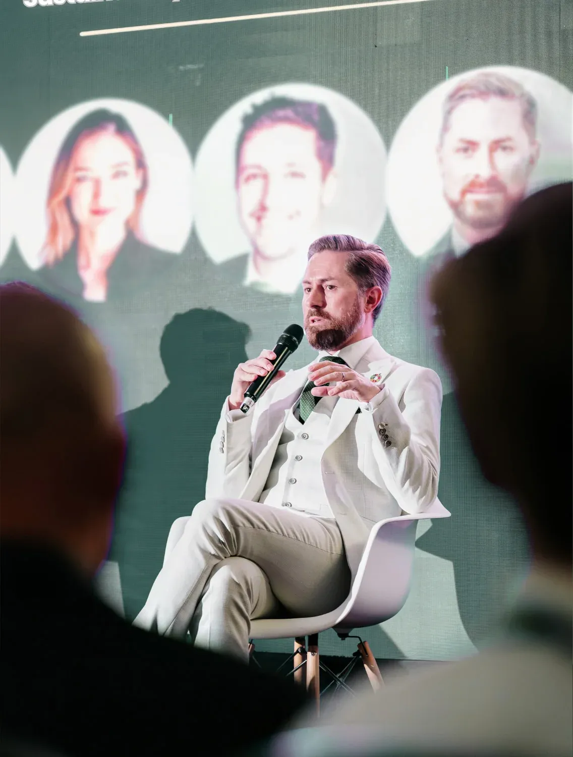 Rainer Karcher, Gründer der Heartprint GmbH, als Speaker auf einer Bühne